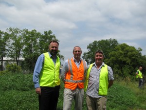 Chris Dewhurst (HRCC), Martin Snowball (Virbac Animal Health) and Andrew McGahey (Total Earth Care) at Boundary Creek, Penrith 
